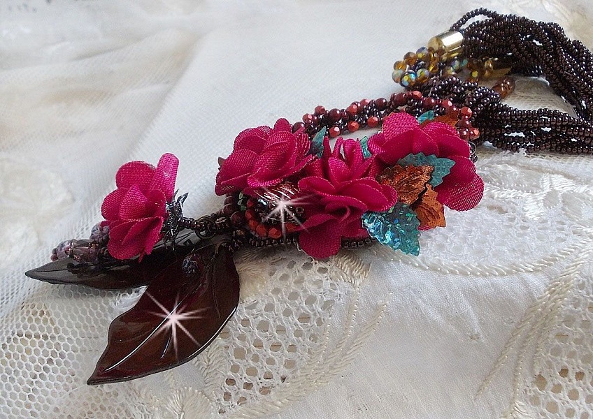 Belle H&eacute;l&egrave;ne Haute-Couture anheng halskjede med stoffblomster og perlemorblader