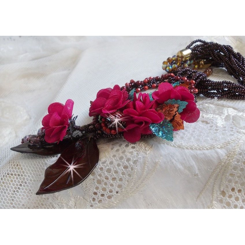 Belle Hélène Haute-Couture anheng halskjede med stoffblomster og perlemorblader