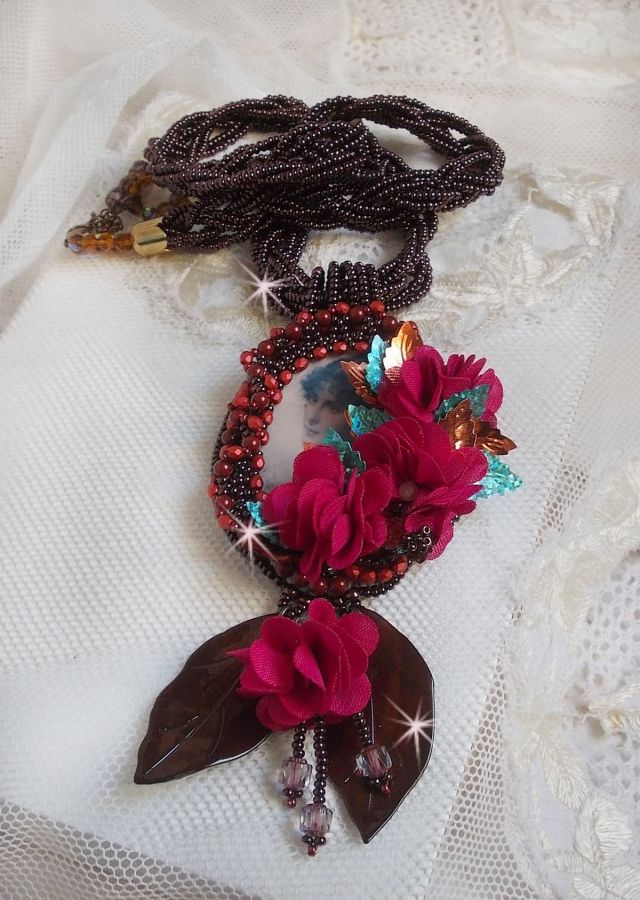 Belle Hélène Haute-Couture anheng halskjede med stoffblomster og perlemorblader