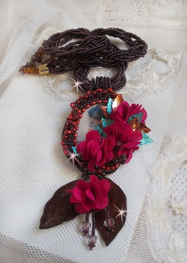 Belle Hélène Haute-Couture anheng halskjede med stoffblomster og perlemorblader