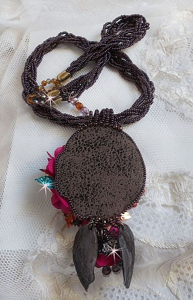 Belle H&eacute;l&egrave;ne Haute-Couture anheng halskjede med stoffblomster og perlemorblader