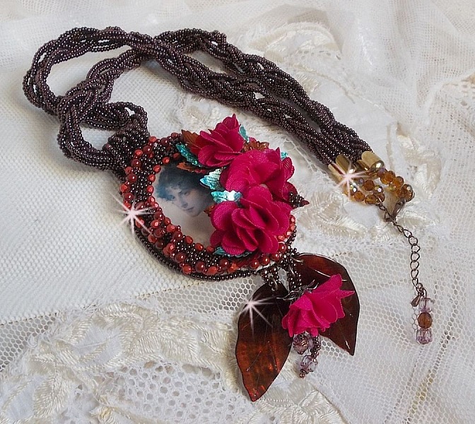 Belle H&eacute;l&egrave;ne Haute-Couture anheng halskjede med stoffblomster og perlemorblader