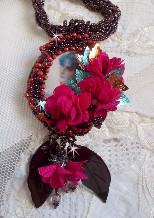 Belle Hélène Haute-Couture anheng halskjede med stoffblomster og perlemorblader