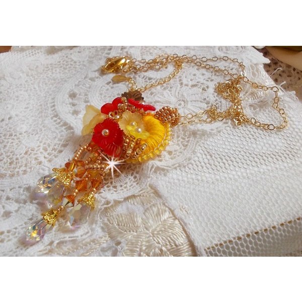 Halskjede med knapper i gull med forskjellige kvalitetskrystaller og perler