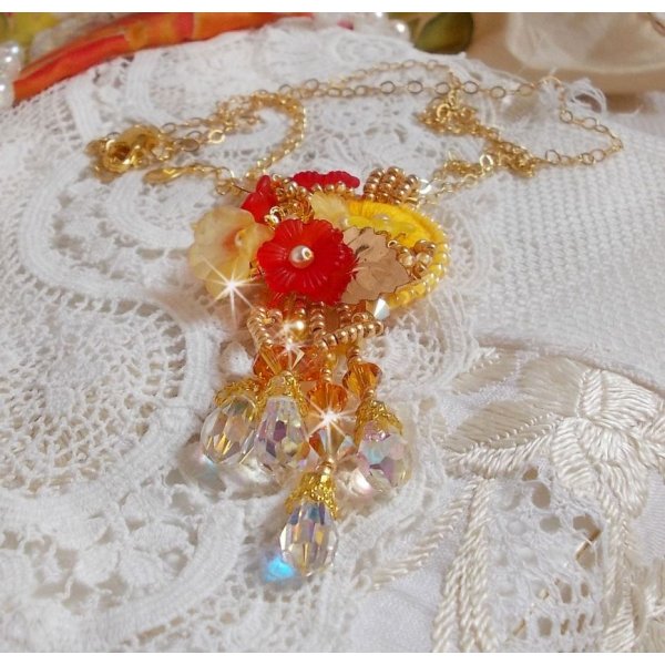 Halskjede med knapper i gull med forskjellige kvalitetskrystaller og perler