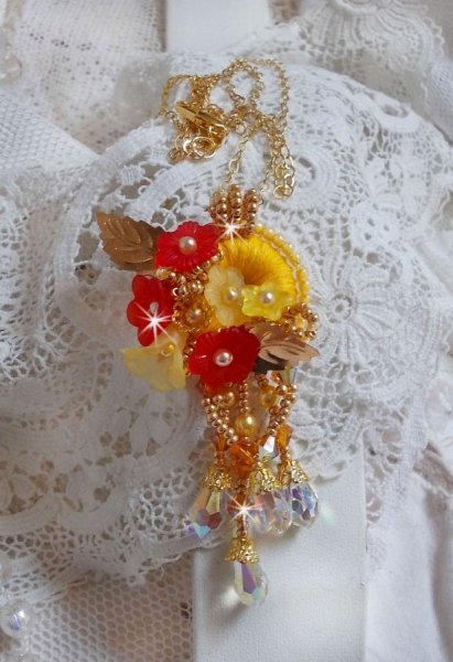 Halskjede med knapper i gull med forskjellige kvalitetskrystaller og perler