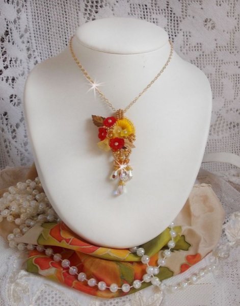 Halskjede med knapper i gull med forskjellige kvalitetskrystaller og perler