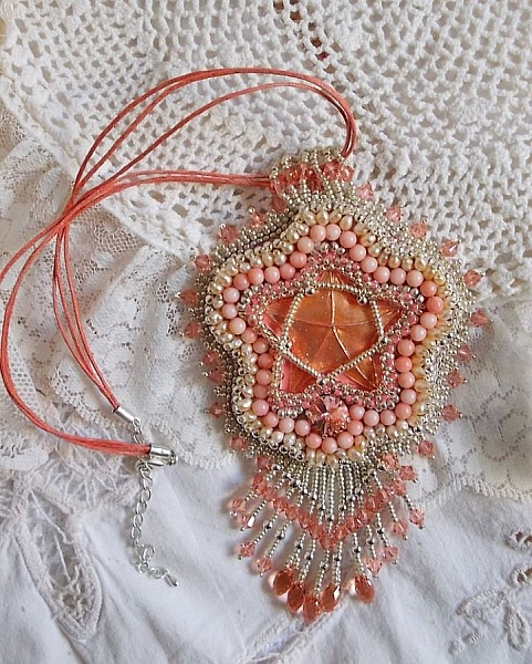 Korall anheng halskjede brodert med en metall stjerne og kulturperler 