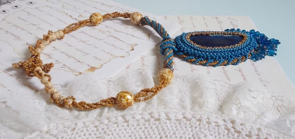 Korsika anheng halskjede brodert med safirblå agat og beige frøperler