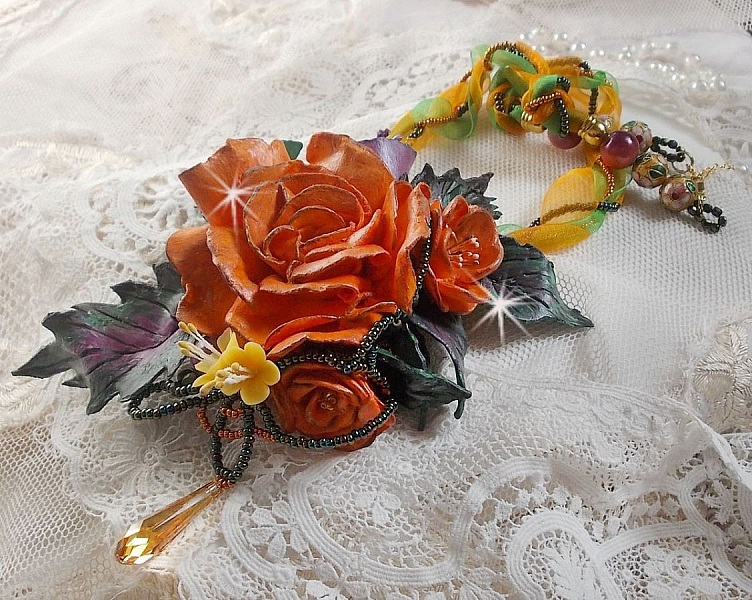 Douceur de Printemps anheng halskjede laget i kaldt porselen og forskjellige perler