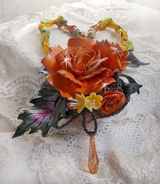 Douceur de Printemps anheng halskjede laget i kaldt porselen og forskjellige perler