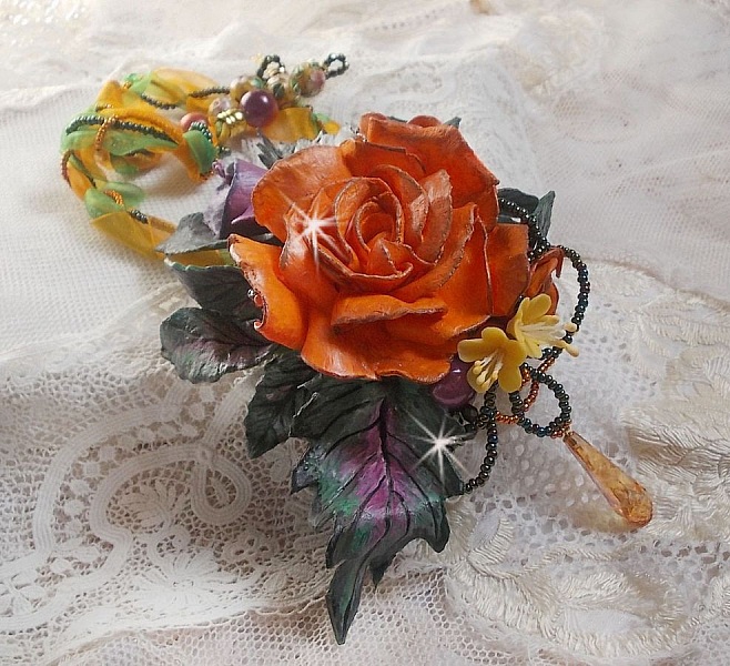 Douceur de Printemps anheng halskjede laget i kaldt porselen og forskjellige perler