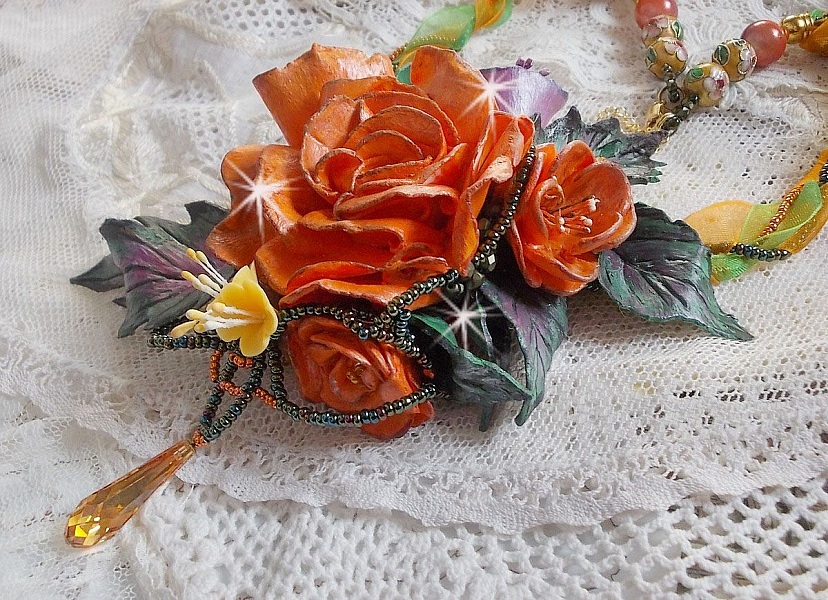 Douceur de Printemps anheng halskjede laget i kaldt porselen og forskjellige perler