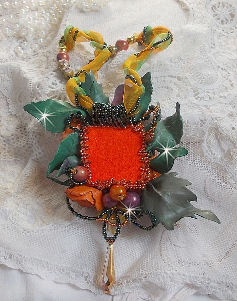 Douceur de Printemps anheng halskjede laget i kaldt porselen og forskjellige perler