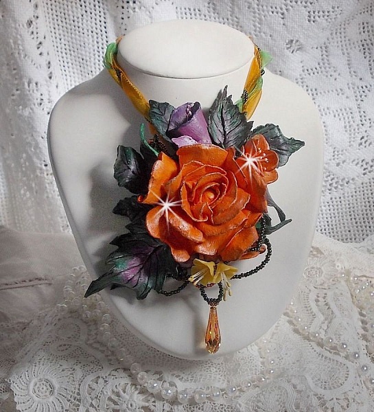 Douceur de Printemps anheng halskjede laget i kaldt porselen og forskjellige perler