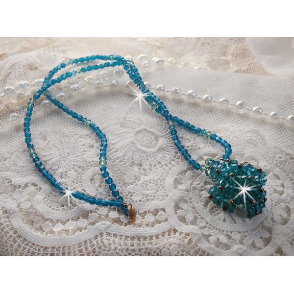 Smaragd anheng halskjede med Swarovski krystall spinnere og fasetter