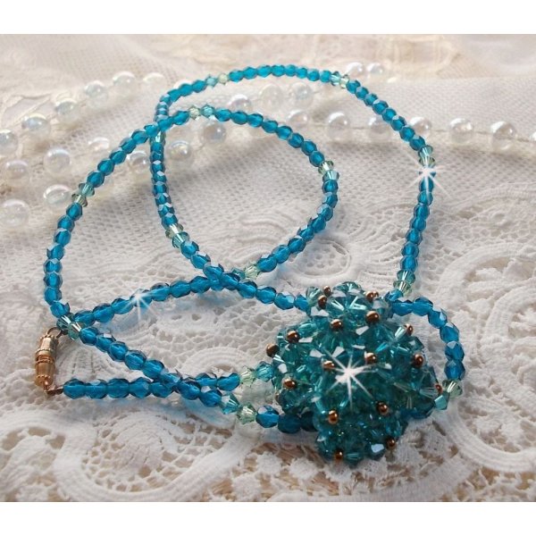 Smaragd anheng halskjede med Swarovski krystall spinnere og fasetter