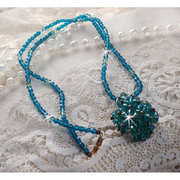 Smaragd anheng halskjede med Swarovski krystall spinnere og fasetter