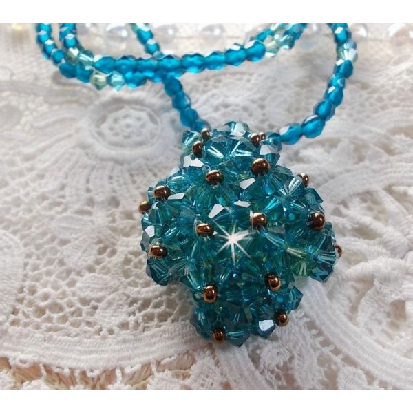 Smaragd anheng halskjede med Swarovski krystall spinnere og fasetter