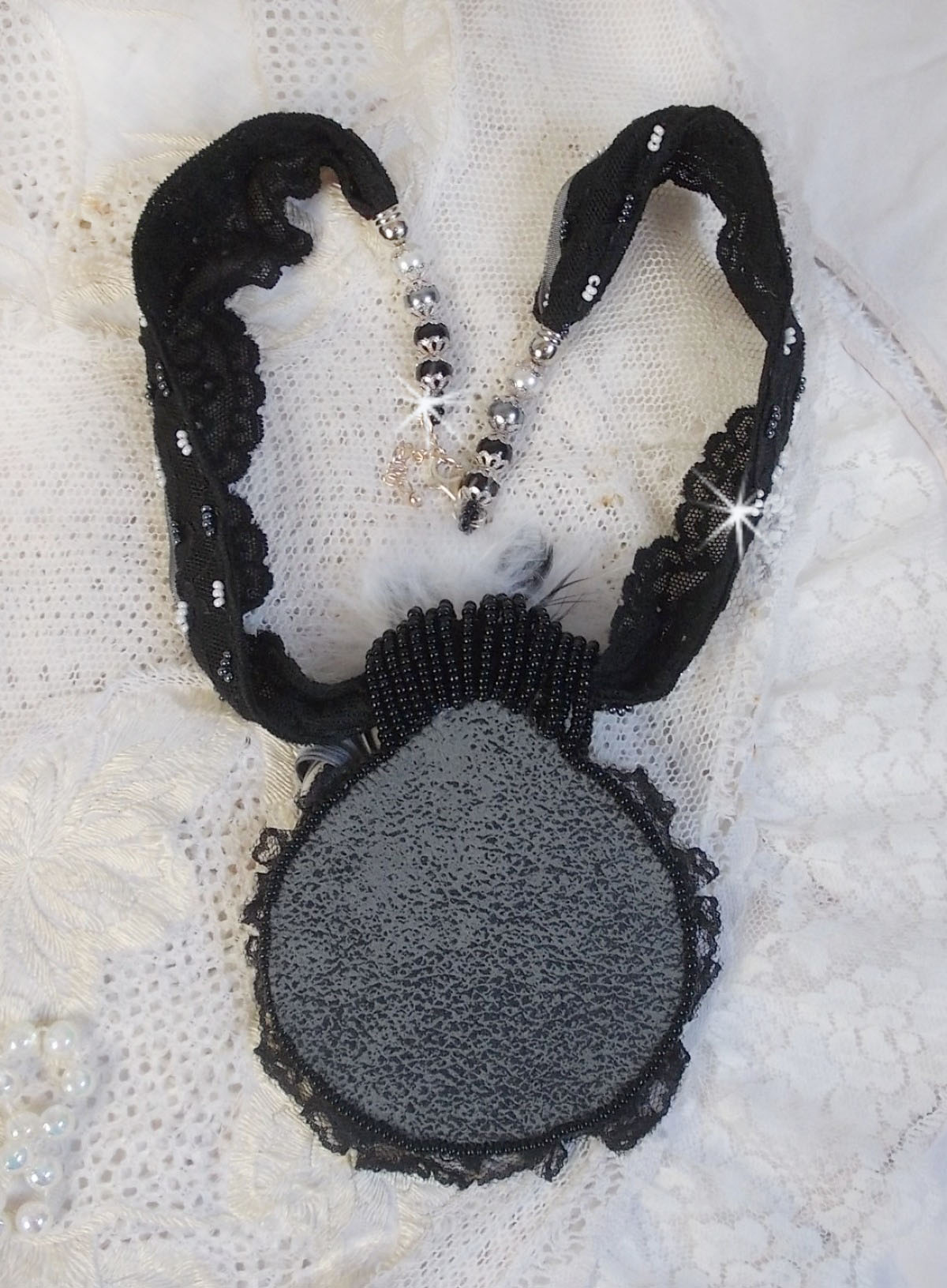 Black Fairy anheng halskjede med en vakker silke og perlehatt.