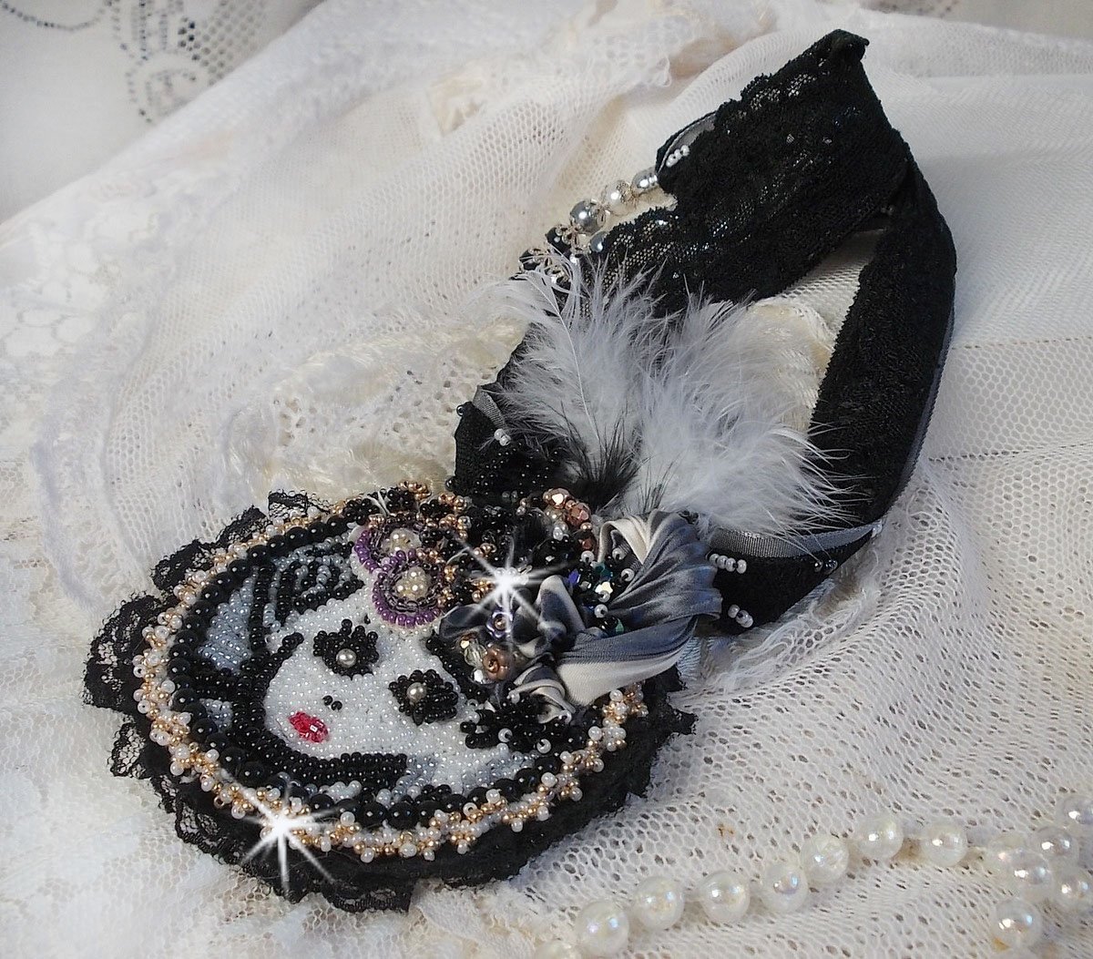 Black Fairy anheng halskjede med en vakker silke og perlehatt.