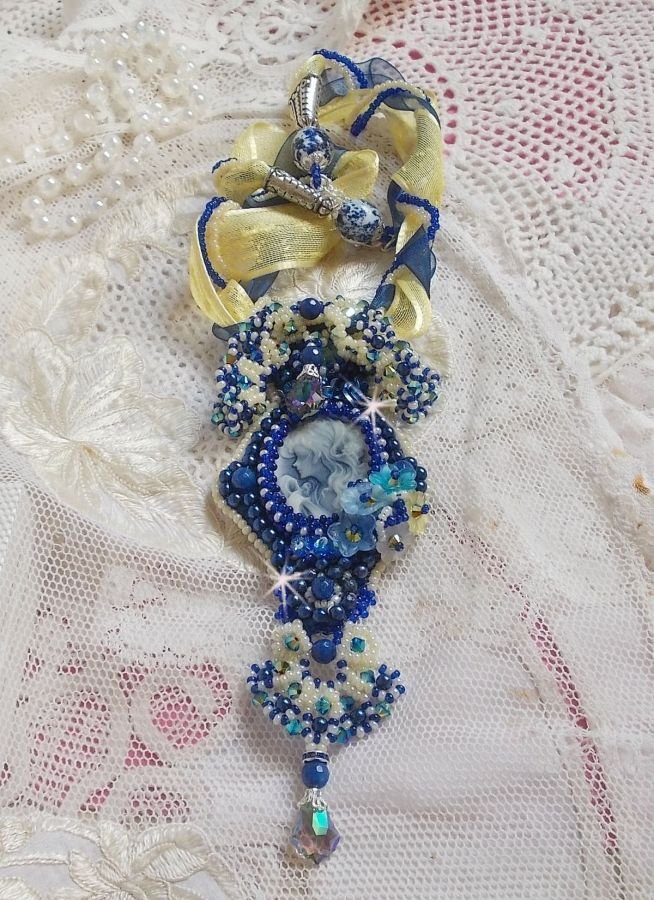 Haute-Couture Blue Palace halskjede med anheng med fargede frøperler og Swarovski-krystaller