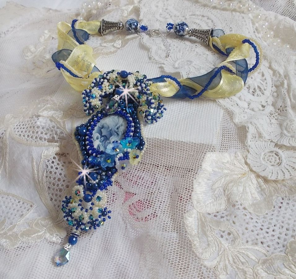 Haute-Couture Blue Palace halskjede med anheng med fargede frøperler og Swarovski-krystaller
