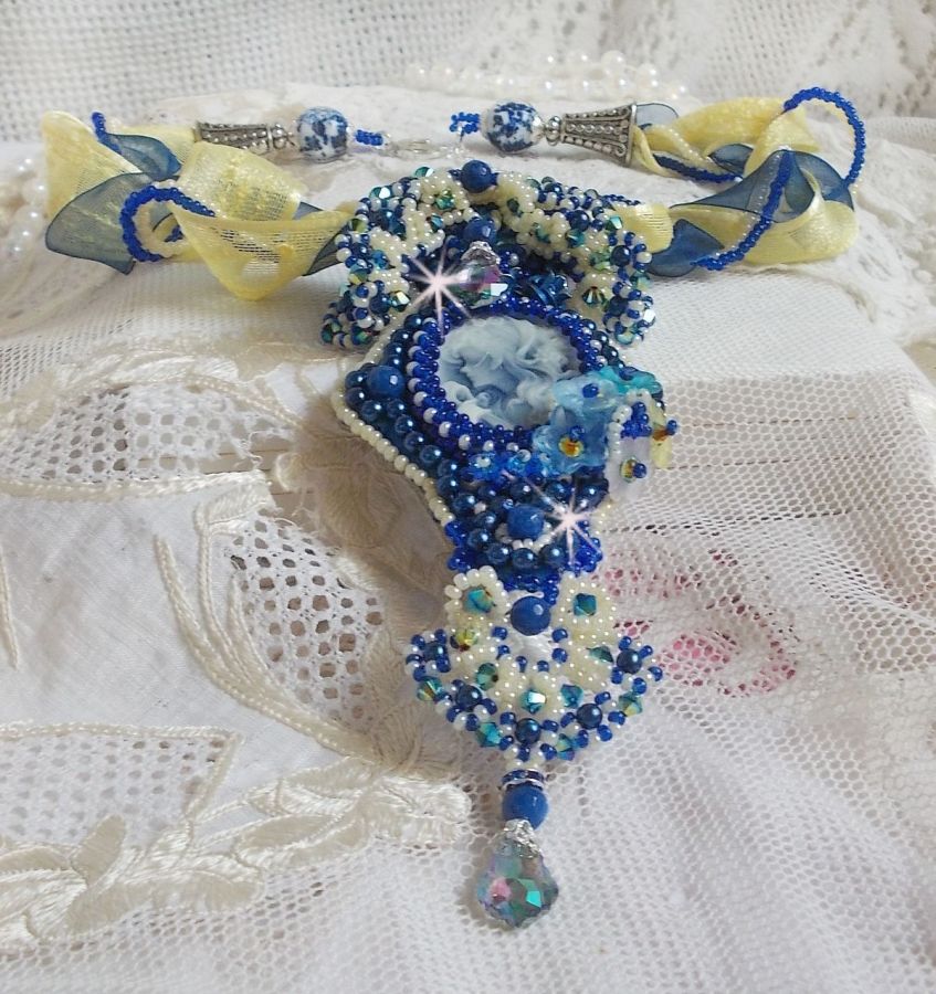 Haute-Couture Blue Palace halskjede med anheng med fargede frøperler og Swarovski-krystaller