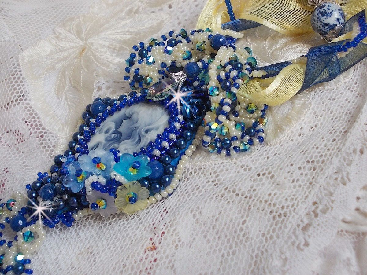 Haute-Couture Blue Palace halskjede med anheng med fargede frøperler og Swarovski-krystaller