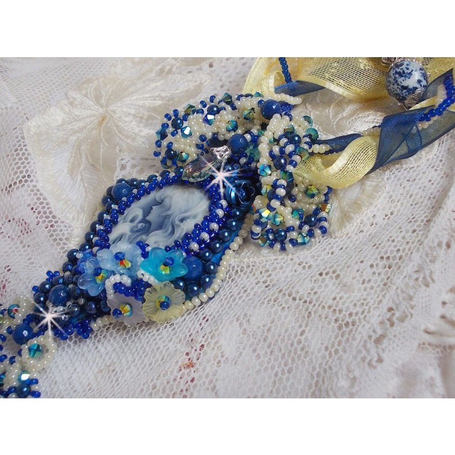 Haute-Couture Blue Palace halskjede med anheng med fargede frøperler og Swarovski-krystaller
