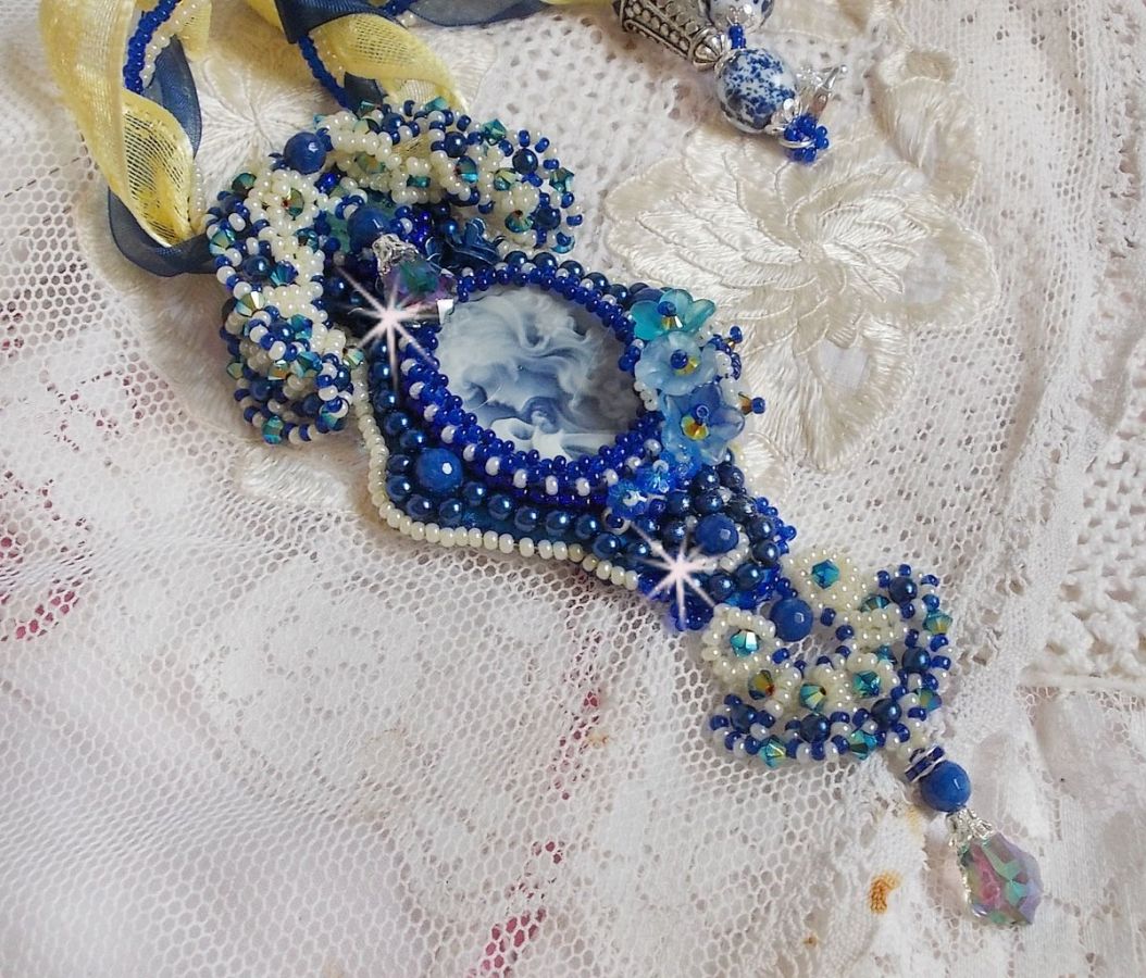 Haute-Couture Blue Palace halskjede med anheng med fargede frøperler og Swarovski-krystaller