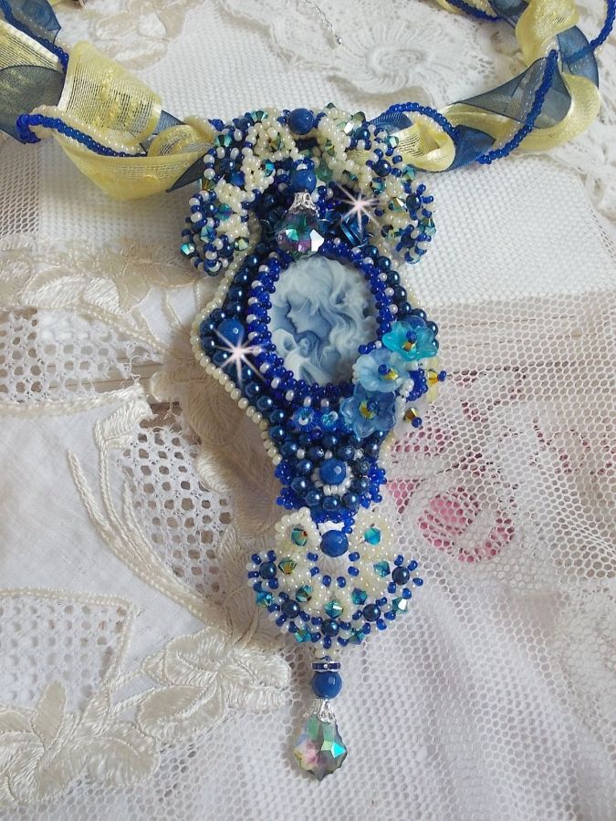 Haute-Couture Blue Palace halskjede med anheng med fargede frøperler og Swarovski-krystaller