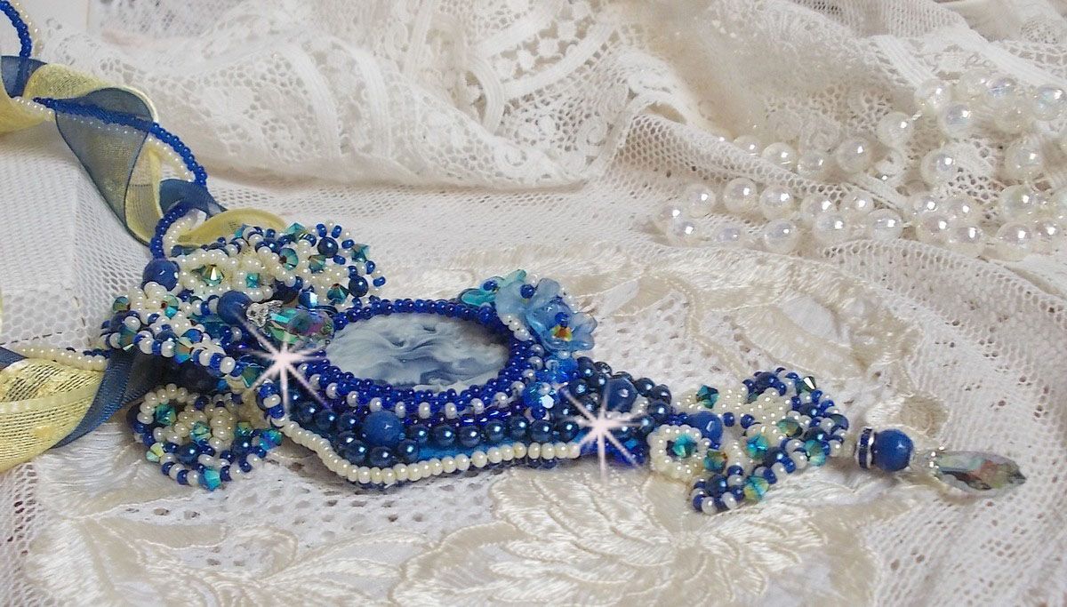 Haute-Couture Blue Palace halskjede med anheng med fargede frøperler og Swarovski-krystaller