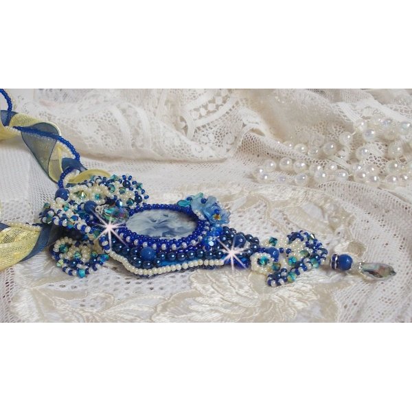 Haute-Couture Blue Palace halskjede med anheng med fargede frøperler og Swarovski-krystaller