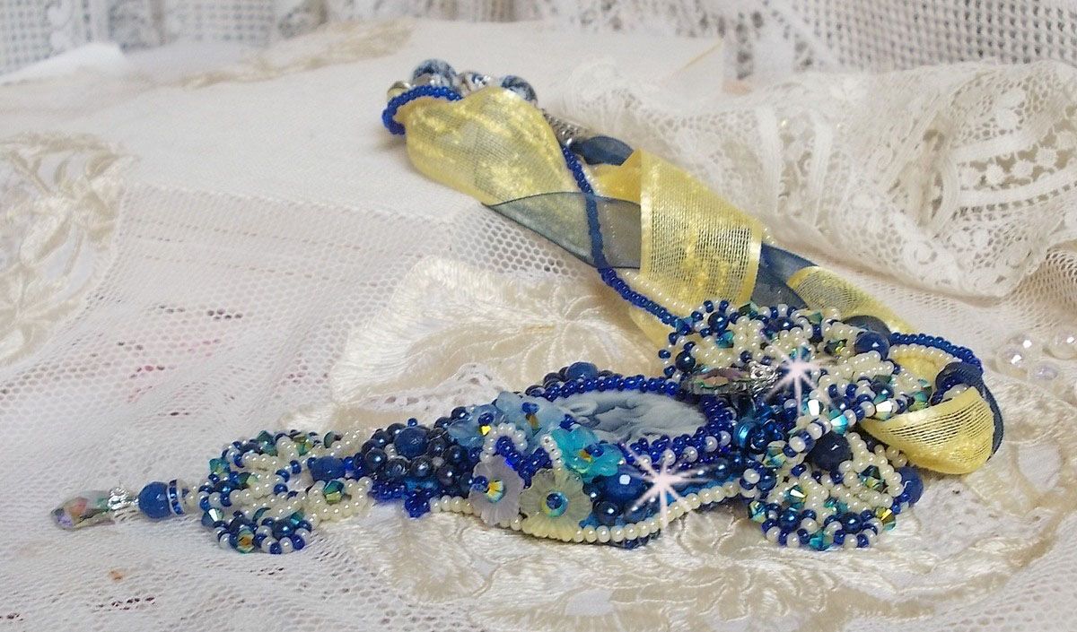 Haute-Couture Blue Palace halskjede med anheng med fargede frøperler og Swarovski-krystaller