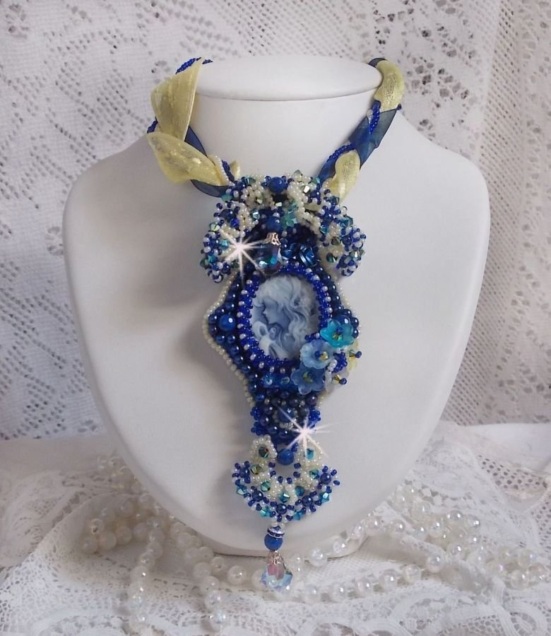 Haute-Couture Blue Palace halskjede med anheng med fargede frøperler og Swarovski-krystaller