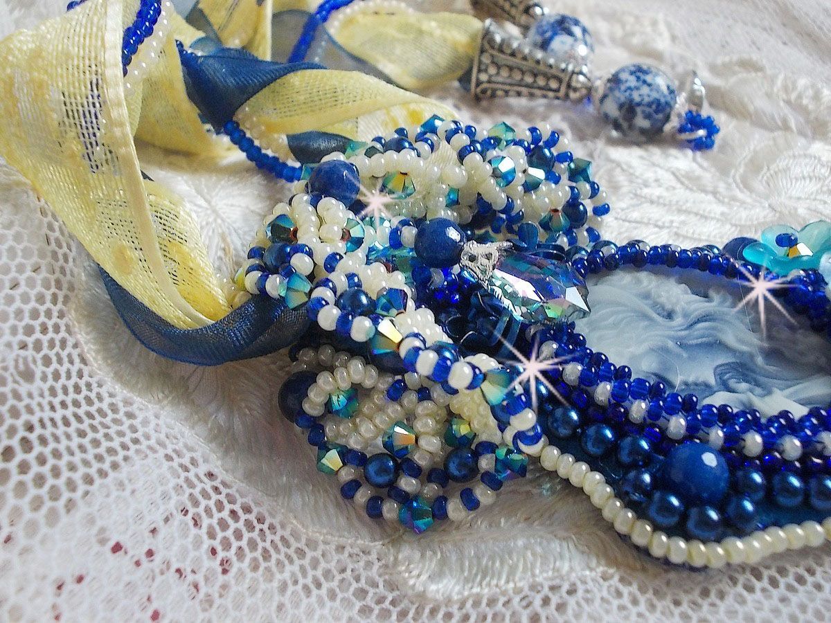 Haute-Couture Blue Palace halskjede med anheng med fargede frøperler og Swarovski-krystaller