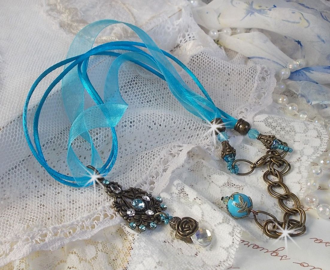 Lady in Blue anheng halskjede montert med Swarovski krystaller, blomster avstandsstykker, løv kopper og bånd