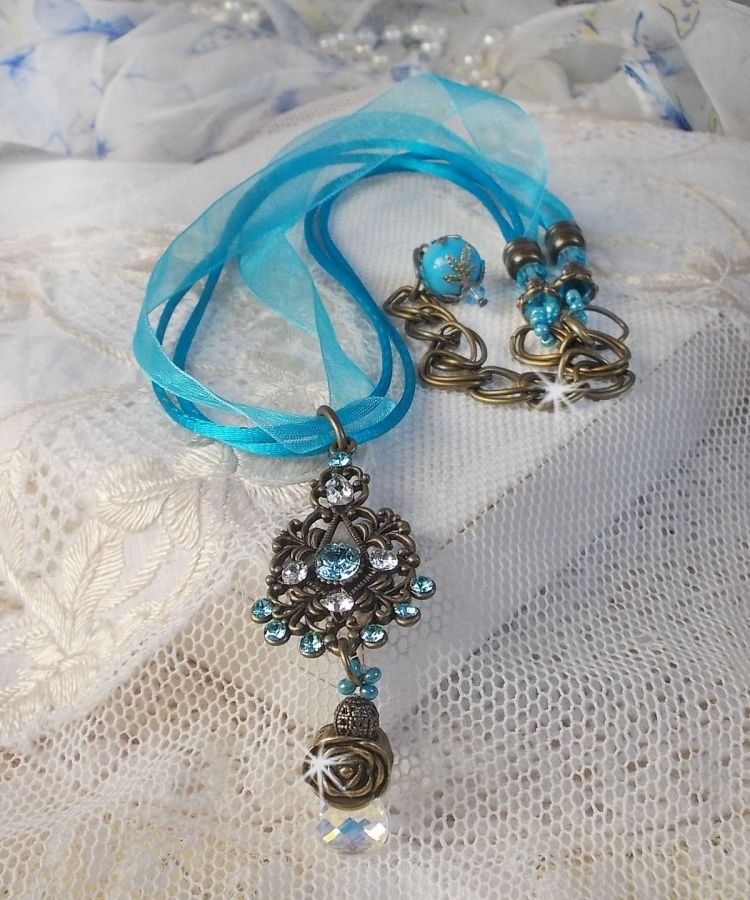 Lady in Blue anheng halskjede montert med Swarovski krystaller, blomster avstandsstykker, løv kopper og bånd