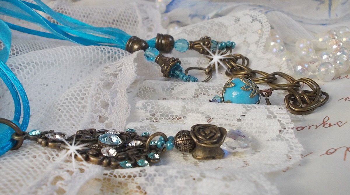 Lady in Blue anheng halskjede montert med Swarovski krystaller, blomster avstandsstykker, løv kopper og bånd