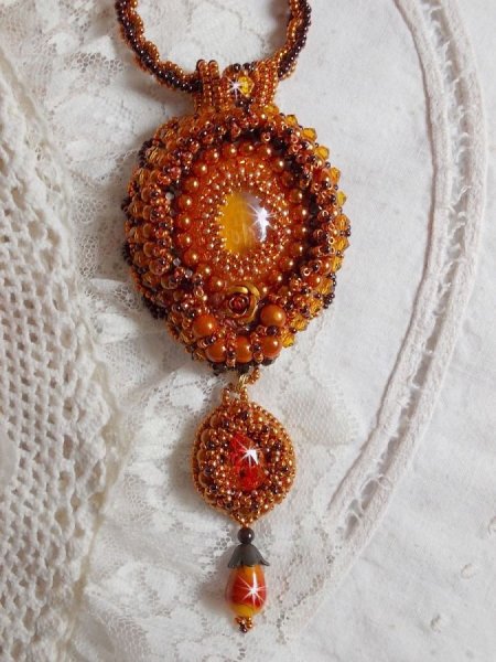 Lady in Orange anheng halskjede er brodert med Swarovski krystaller, Miyuki seed perler og magiske perler.
