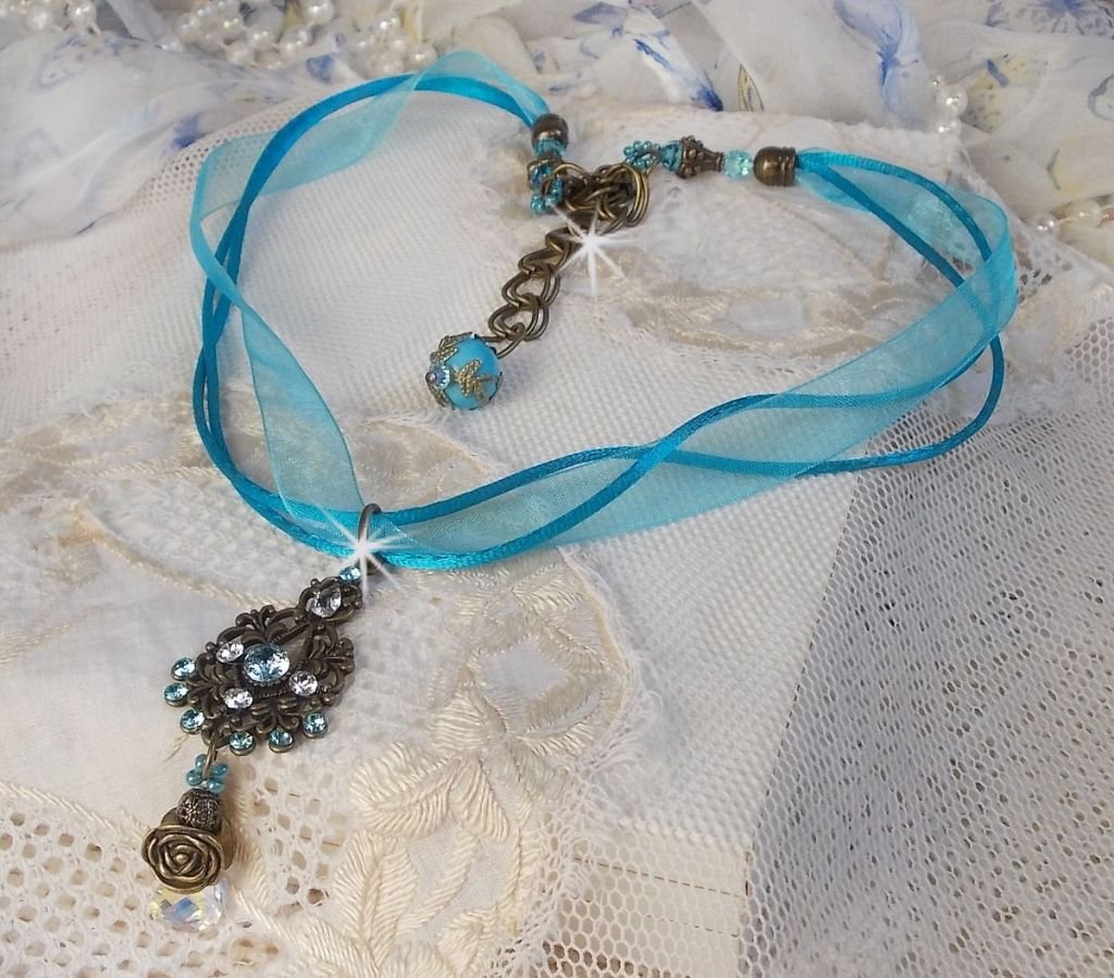 Lady in Blue anheng halskjede montert med Swarovski krystaller, blomster avstandsstykker, løv kopper og bånd