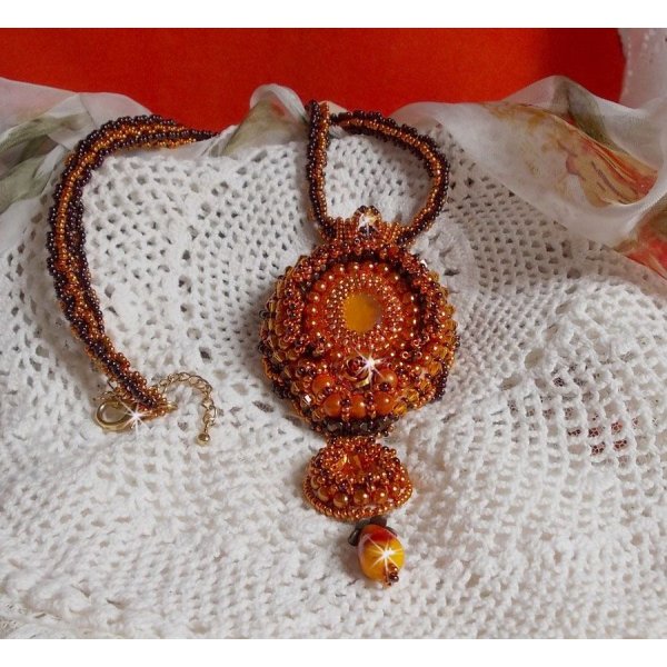 Lady in Orange anheng halskjede er brodert med Swarovski krystaller, Miyuki seed perler og magiske perler.