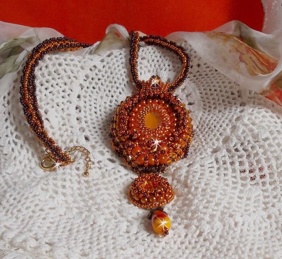 Lady in Orange anheng halskjede er brodert med Swarovski krystaller, Miyuki seed perler og magiske perler.