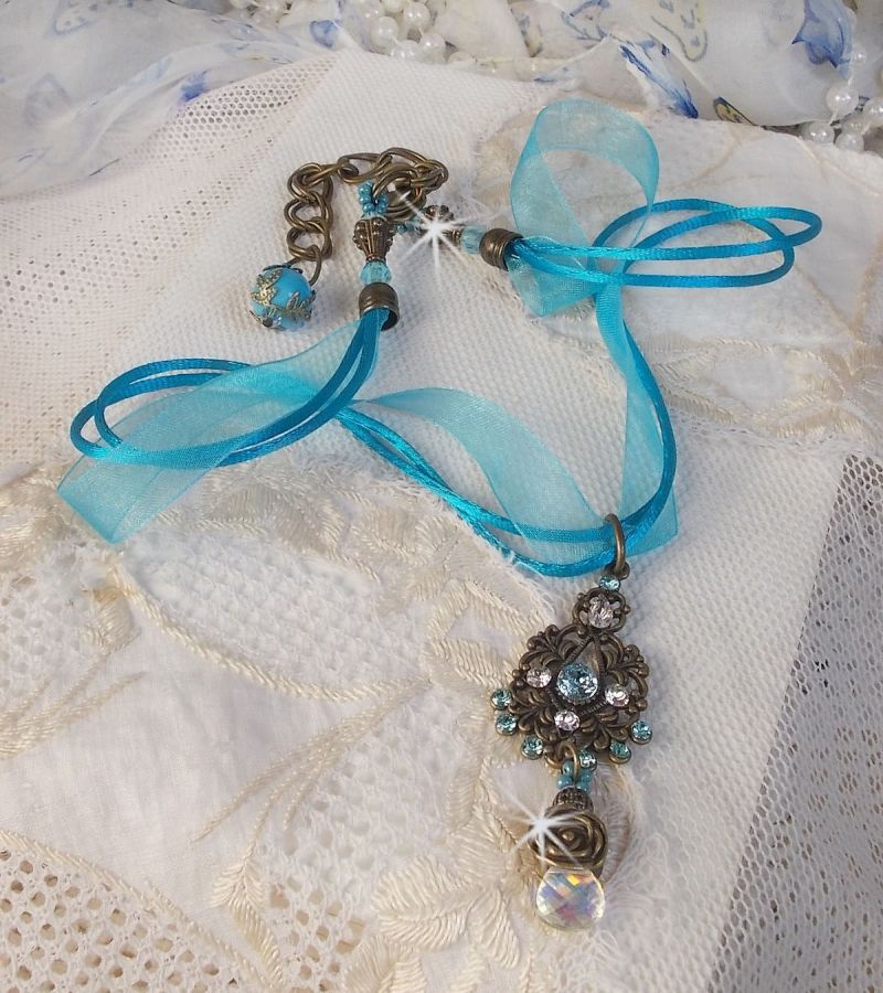 Lady in Blue anheng halskjede montert med Swarovski krystaller, blomster avstandsstykker, løv kopper og bånd