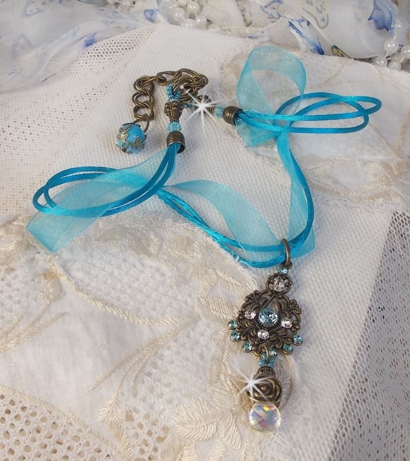 Lady in Blue anheng halskjede montert med Swarovski krystaller, blomster avstandsstykker, løv kopper og bånd