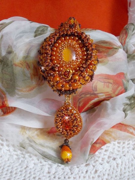 Lady in Orange anheng halskjede er brodert med Swarovski krystaller, Miyuki seed perler og magiske perler.