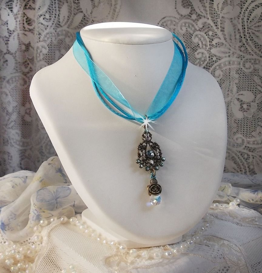 Lady in Blue anheng halskjede montert med Swarovski krystaller, blomster avstandsstykker, løv kopper og bånd