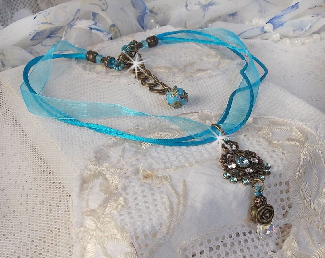 Lady in Blue anheng halskjede montert med Swarovski krystaller, blomster avstandsstykker, løv kopper og bånd