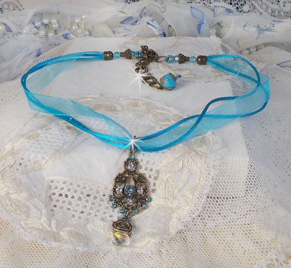Lady in Blue anheng halskjede montert med Swarovski krystaller, blomster avstandsstykker, løv kopper og bånd